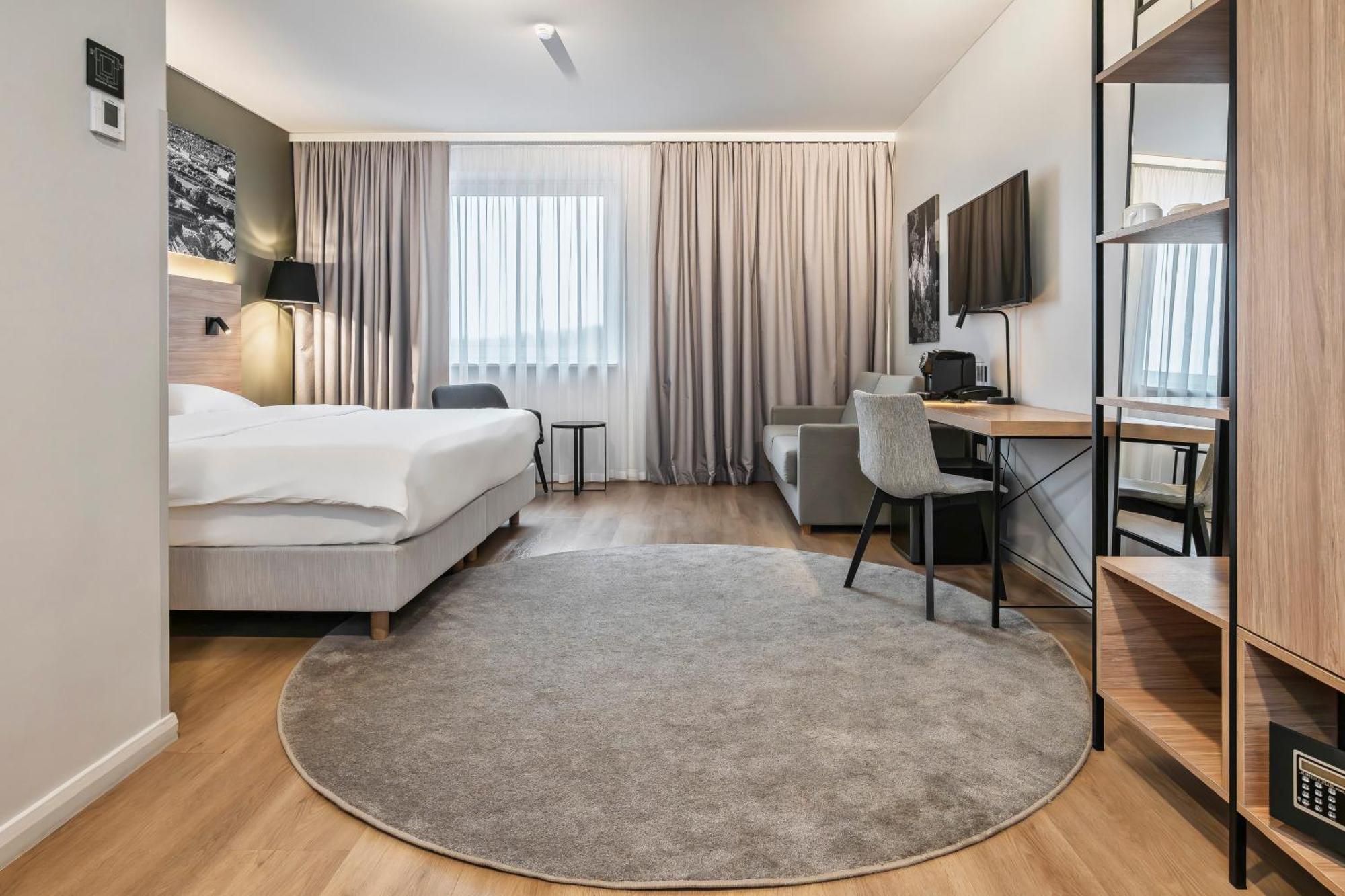 Park By Radisson Airport & Conference Centre Hotel